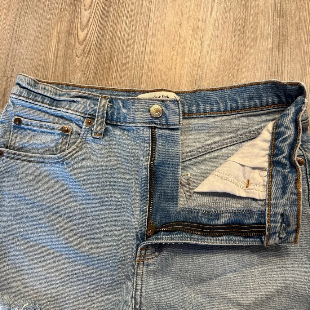 Abercrombie & Fitch Womens 27/4 Mom Short High Rise Light Wash - Picture 2 of 9
